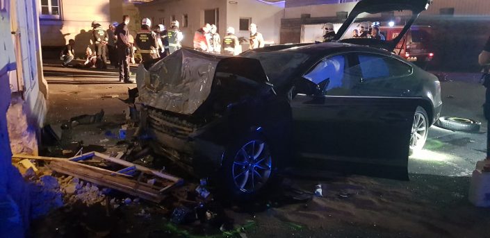 03 PKW prallt gegen Sophienspital