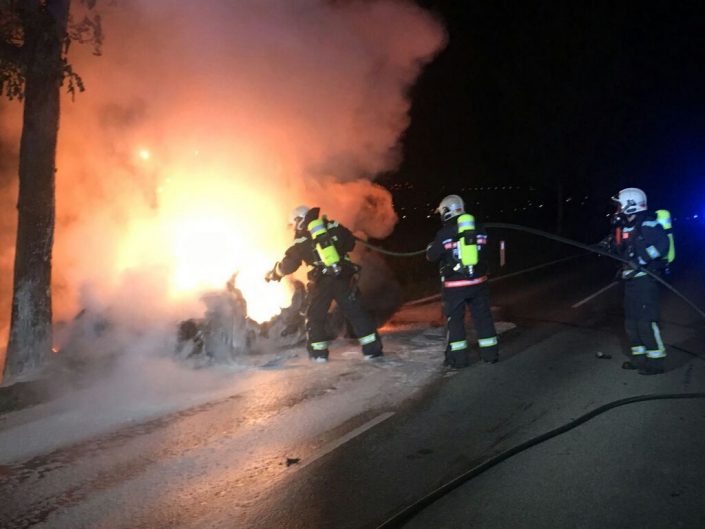 2018-06-04 Brand Pkw Pkw nach Unfall ausgebrannt