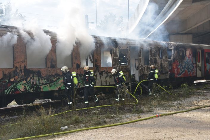 Brand Schienefahrzeug Wien-Simmering: Ostautobahnsperre nach Waggonbrand