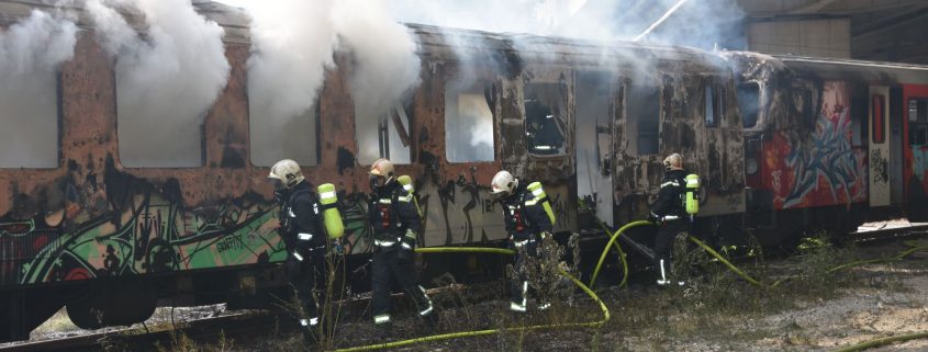 Wien-Simmering: Ostautobahnsperre nach Waggonbrand