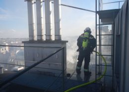 Berufsfeuerwehr Wien löscht Dachbrand in Mariahilf