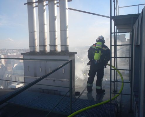 Berufsfeuerwehr Wien löscht Dachbrand in Mariahilf
