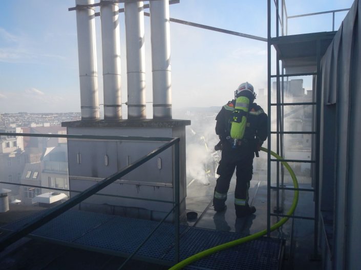 Dachbrand Berufsfeuerwehr Wien löscht Dachbrand in Mariahilf