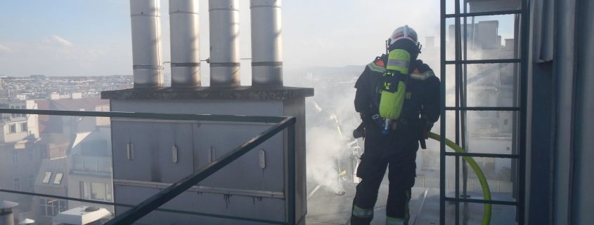 Berufsfeuerwehr Wien löscht Dachbrand in Mariahilf