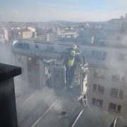 Berufsfeuerwehr Wien löscht Dachbrand in Mariahilf