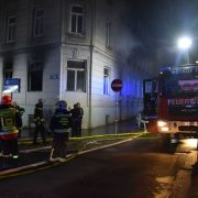 Räumung eines Wohnhauses wegen Brand im Erdgeschoß