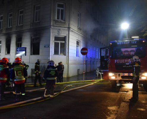 Räumung eines Wohnhauses wegen Brand im Erdgeschoß