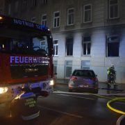 Räumung eines Wohnhauses wegen Brand im Erdgeschoß