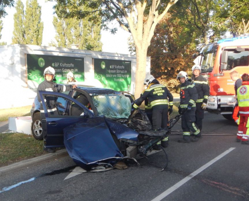 Verkehrsunfall – PKW-Lenker im Unfallfahrzeug eingeklemmt