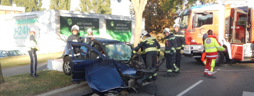 Verkehrsunfall – PKW-Lenker im Unfallfahrzeug eingeklemmt