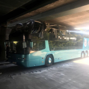 Doppeldeckerbus rammt Bahnbrücke in Wien-Penzing