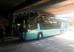 Doppeldeckerbus rammt Bahnbrücke in Wien-Penzing