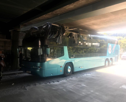 Doppeldeckerbus rammt Bahnbrücke in Wien-Penzing