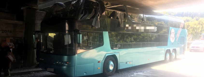 Doppeldeckerbus rammt Bahnbrücke in Wien-Penzing