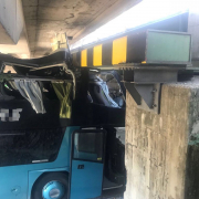 Doppeldeckerbus rammt Bahnbrücke in Wien-Penzing