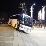 Stiegen bremsen verirrten Reisebus bei der Schiffsanlegestelle Reichsbrücke