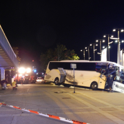 Stiegen bremsen verirrten Reisebus bei der Schiffsanlegestelle Reichsbrücke