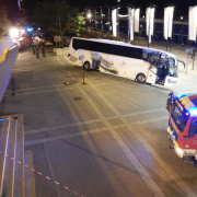 Stiegen bremsen verirrten Reisebus bei der Schiffsanlegestelle Reichsbrücke