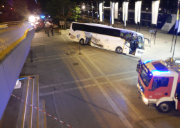 Stiegen bremsen verirrten Reisebus bei der Schiffsanlegestelle Reichsbrücke