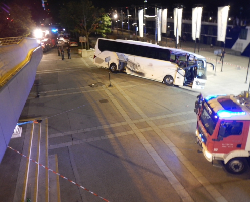 Stiegen bremsen verirrten Reisebus bei der Schiffsanlegestelle Reichsbrücke