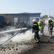Schwarze Rauchsäule bei Brand von Baustellenmaterial in Wien-Liesing
