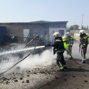 Schwarze Rauchsäule bei Brand von Baustellenmaterial in Wien-Liesing