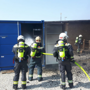 Schwarze Rauchsäule bei Brand von Baustellenmaterial in Wien-Liesing