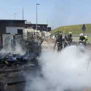 Schwarze Rauchsäule bei Brand von Baustellenmaterial in Wien-Liesing