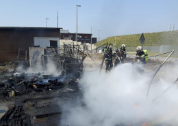 Schwarze Rauchsäule bei Brand von Baustellenmaterial in Wien-Liesing