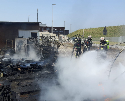 Schwarze Rauchsäule bei Brand von Baustellenmaterial in Wien-Liesing