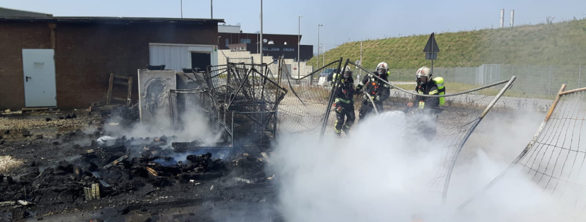 Schwarze Rauchsäule bei Brand von Baustellenmaterial in Wien-Liesing