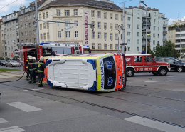 Rettungsauto bei Unfall umgestürzt – mehrere Verletzte