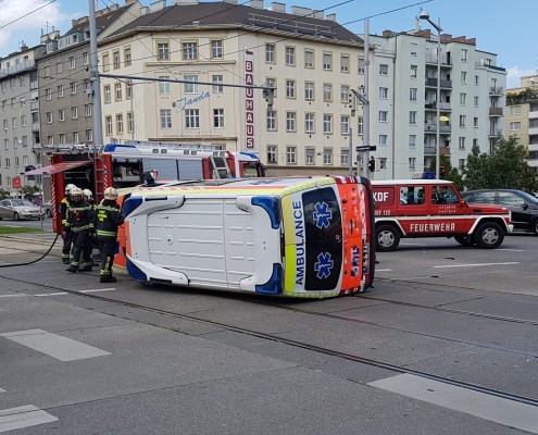Rettungsauto bei Unfall umgestürzt – mehrere Verletzte
