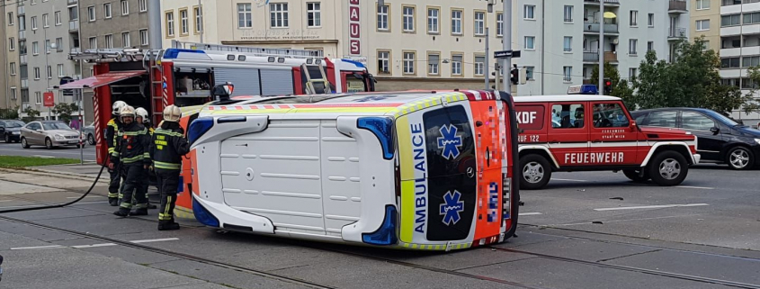 Rettungsauto bei Unfall umgestürzt – mehrere Verletzte