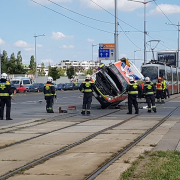 Rettungsauto bei Unfall umgestürzt – mehrere Verletzte