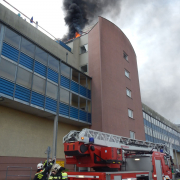 Berufsfeuerwehr Wien löscht Dachbrand in Wien-Favoriten