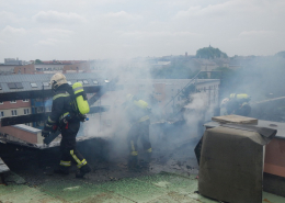 Berufsfeuerwehr Wien löscht Dachbrand in Wien-Favoriten