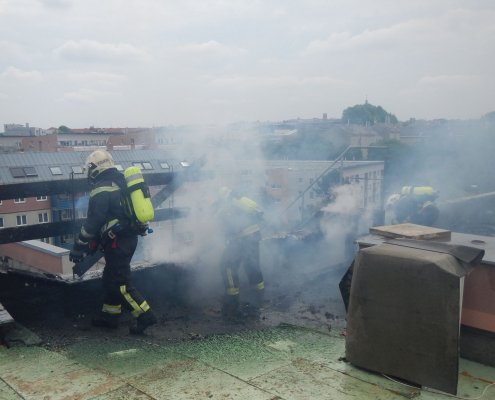 Berufsfeuerwehr Wien löscht Dachbrand in Wien-Favoriten