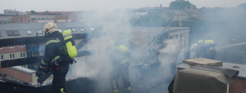 Berufsfeuerwehr Wien löscht Dachbrand in Wien-Favoriten