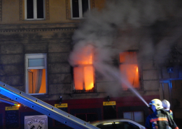 Wohnungsvollbrand – Menschenrettung mit Drehleiter