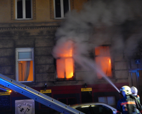 Wohnungsvollbrand – Menschenrettung mit Drehleiter