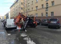 Umgestürztes Streufahrzeug beschädigt geparkte Pkw‘s