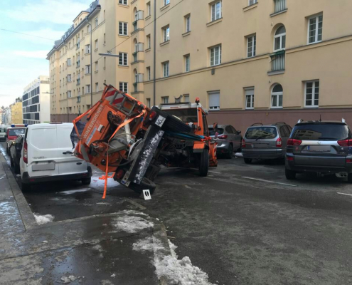 Umgestürztes Streufahrzeug beschädigt geparkte Pkw‘s