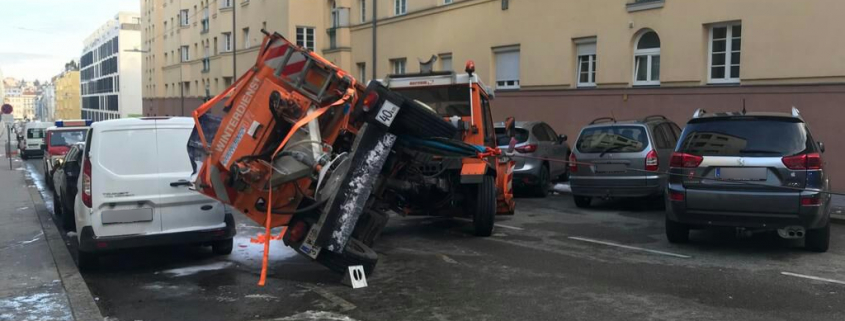 Umgestürztes Streufahrzeug beschädigt geparkte Pkw‘s