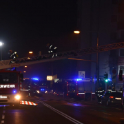 Berufsfeuerwehr Wien löscht Brand in ehemaligen Einkaufszentrum in Floridsdorf