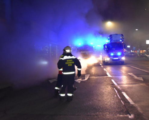 Berufsfeuerwehr Wien löscht Brand in ehemaligen Einkaufszentrum in Floridsdorf