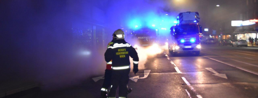 Berufsfeuerwehr Wien löscht Brand in ehemaligen Einkaufszentrum in Floridsdorf