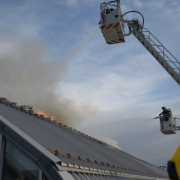 Großaufgebot der BF Wien bekämpft Dachbrand am Donauzentrum