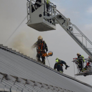 Großaufgebot der BF Wien bekämpft Dachbrand am Donauzentrum