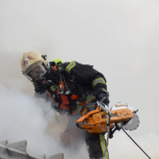 Großaufgebot der BF Wien bekämpft Dachbrand am Donauzentrum